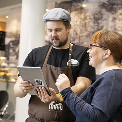 Toni Helander ja Outi Meriläinen Harju Kahvilassa.