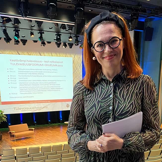 Jenni Kivessilta juonsi Tulevaisuusfoorumin 2022