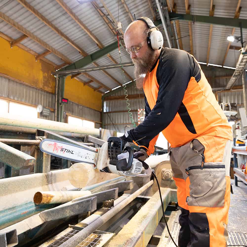 Työskentelyä Scanpole Oy:n tehtaalla Höljäkässä, Nurmeksessa.