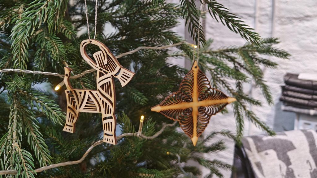 Laserleikkurilla tehty joulukoriste