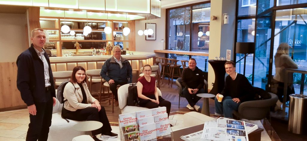 Matkalla mukana olleet istumassa hotellin aulassa.